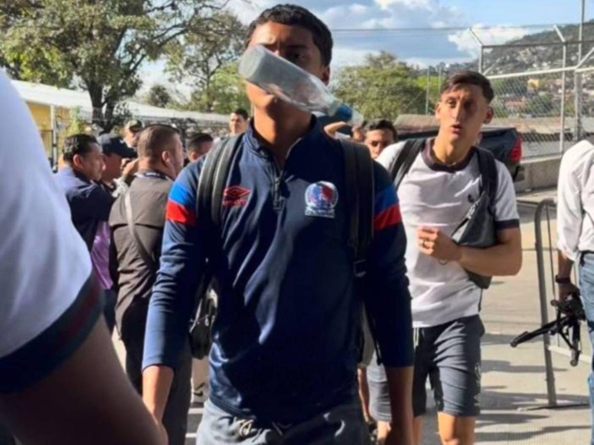 Captan lanzamiento de botellas contra jugadores de Olimpia previo al clásico