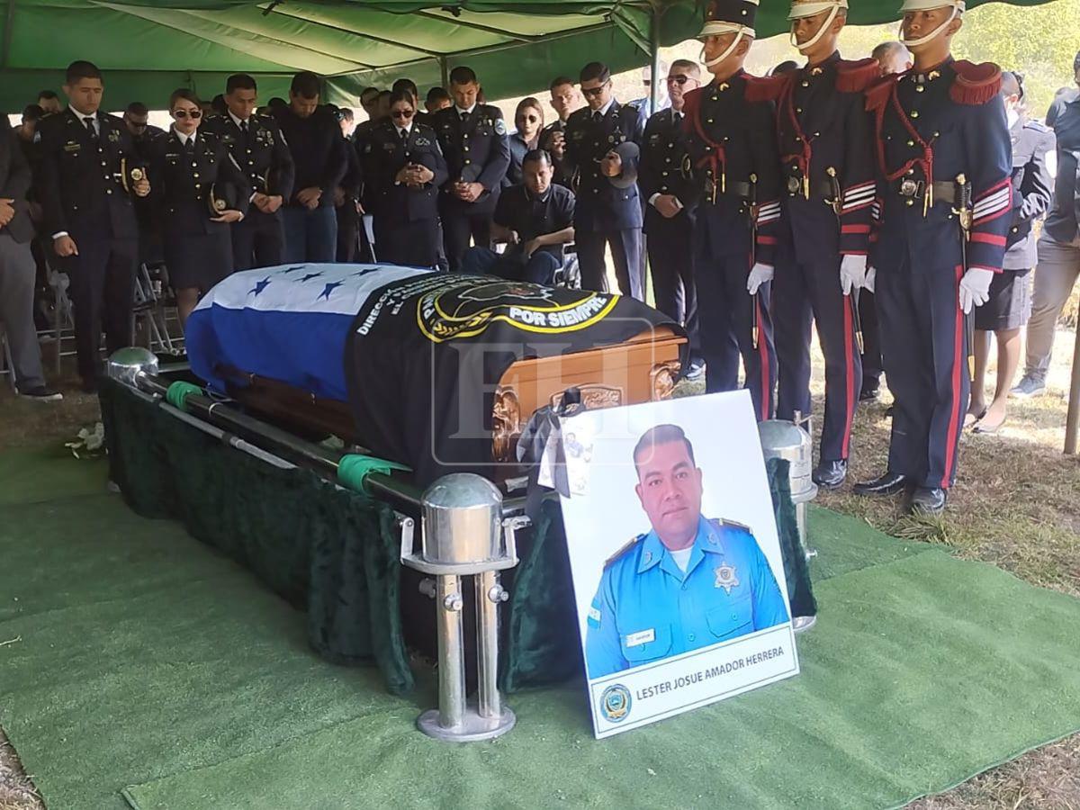 Despiden al comisario Lester Amador, uno de los cinco agentes asesinados en Corinto