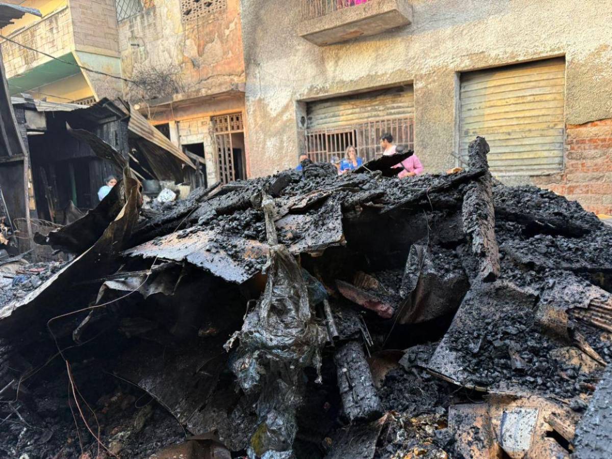 Bajo escombros quedan años de esfuerzo de vendedores tras incendio en el mercado Galindo