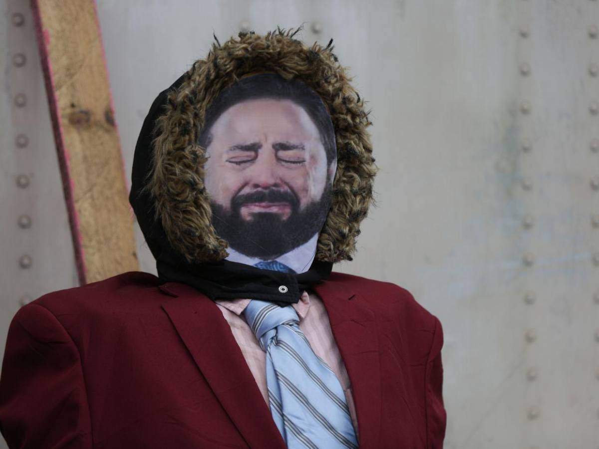 Figuras de líderes políticos dominan los tradicionales años viejos de Tegucigalpa