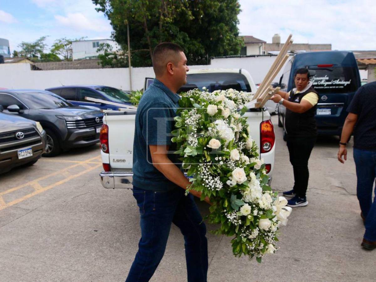 Entre lágrimas y flores, familiares despiden a la chef Sandra Díaz del Valle