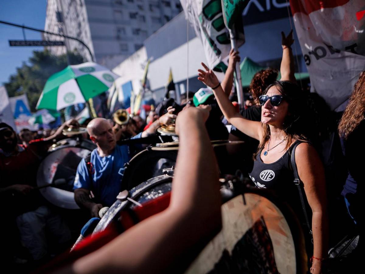 Masiva marcha sindical en Argentina contra Milei y en homenaje al papa Francisco
