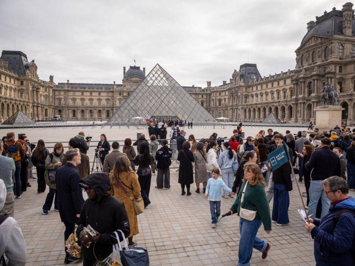 Estudiantes bloquean el acceso al Louvre en apoyo a las protestas de los institutos