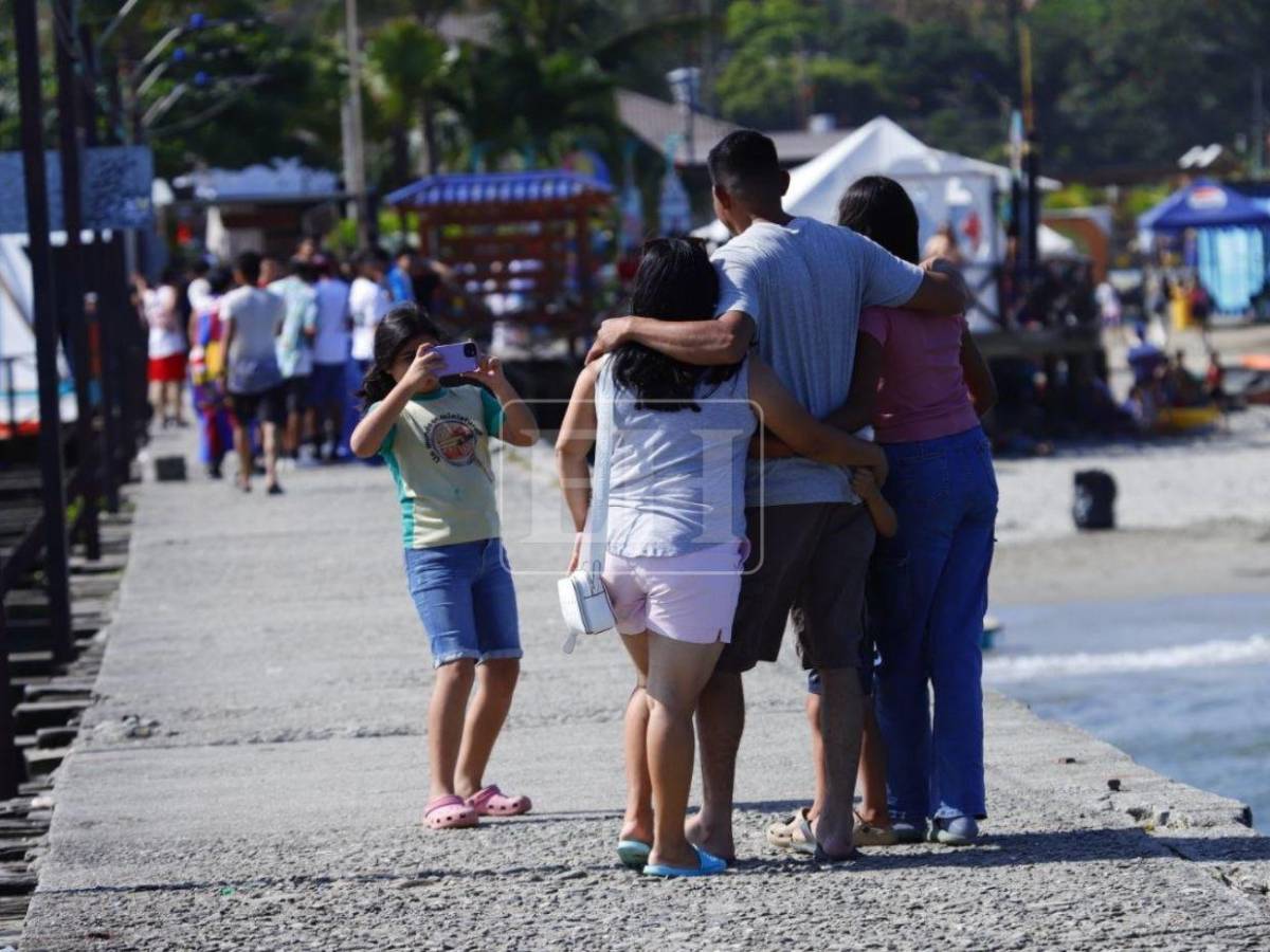 Playas de Tela siguen llenas en la recta final de Semana Santa