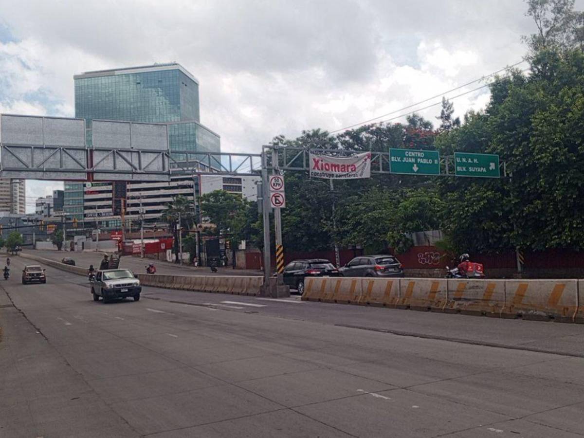 Entre ataques a las iglesias y apoyo al gobierno: las pancartas colocadas en la capital previo a la caminata