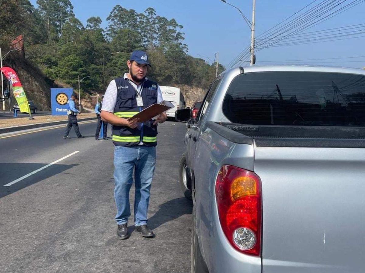 ¿Cómo denunciar a los funcionarios que utilizan los carros del Estado como personales?