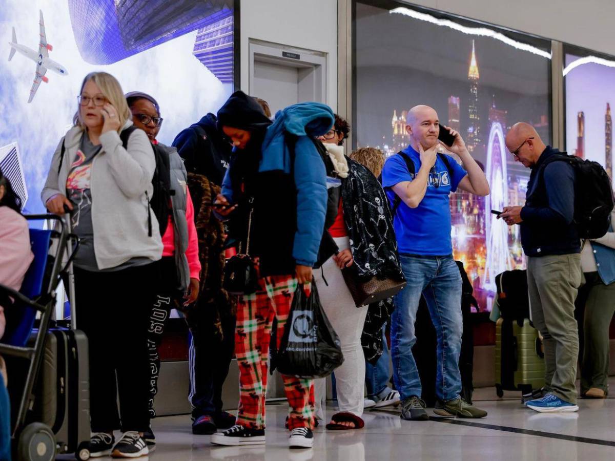 Trump amenaza con reducir el sueldo a los controladores aéreos ausentes por cierre federal