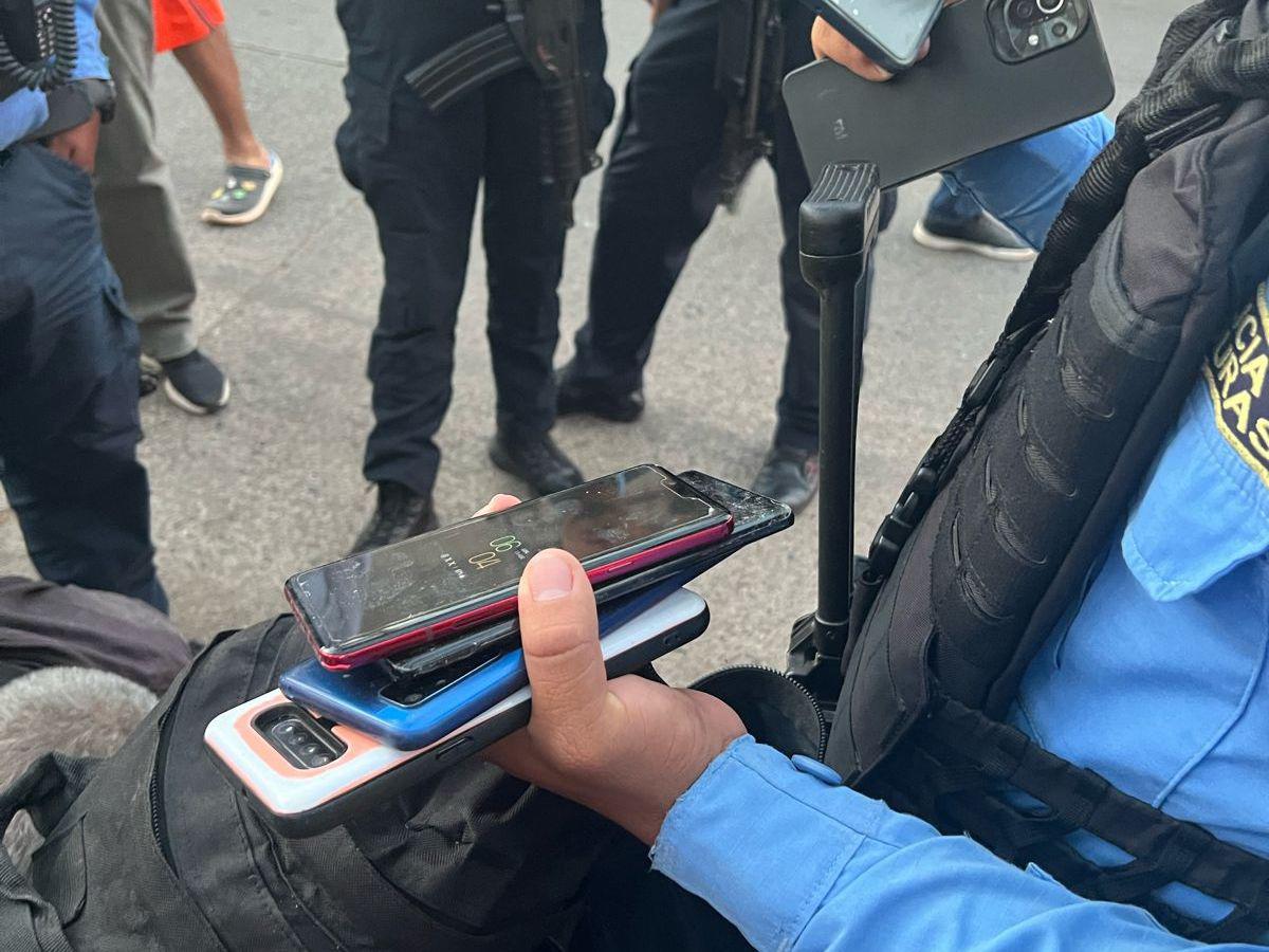 Parte de los teléfonos celulares que le fueron decomisados al presunto asaltante.