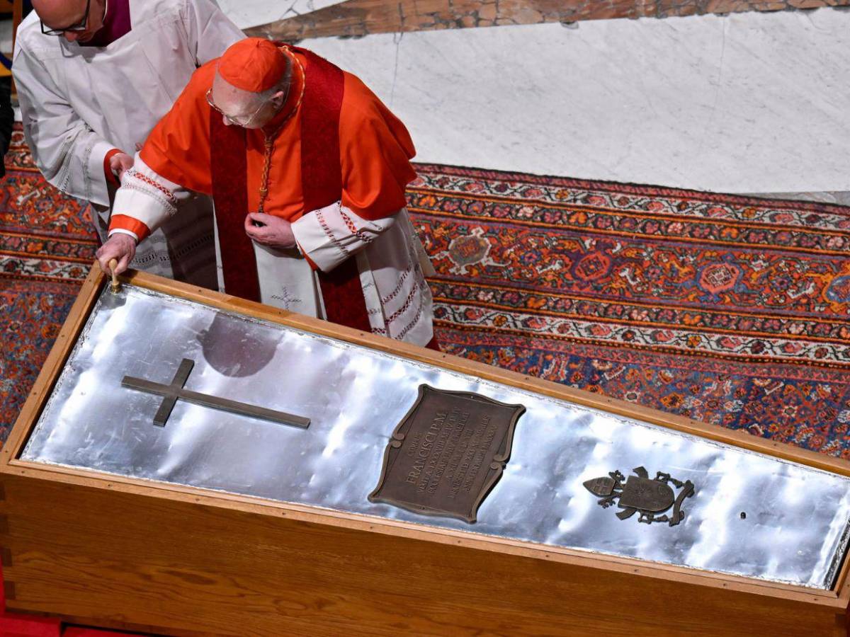 Así fue la ceremonia del cierre del féretro del papa Francisco