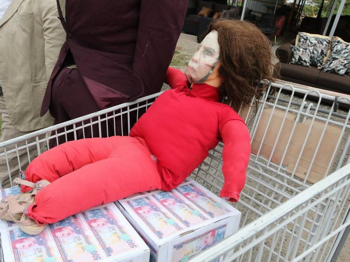 Creativos Años Viejos se preparan para despedir el 2025 en la capital