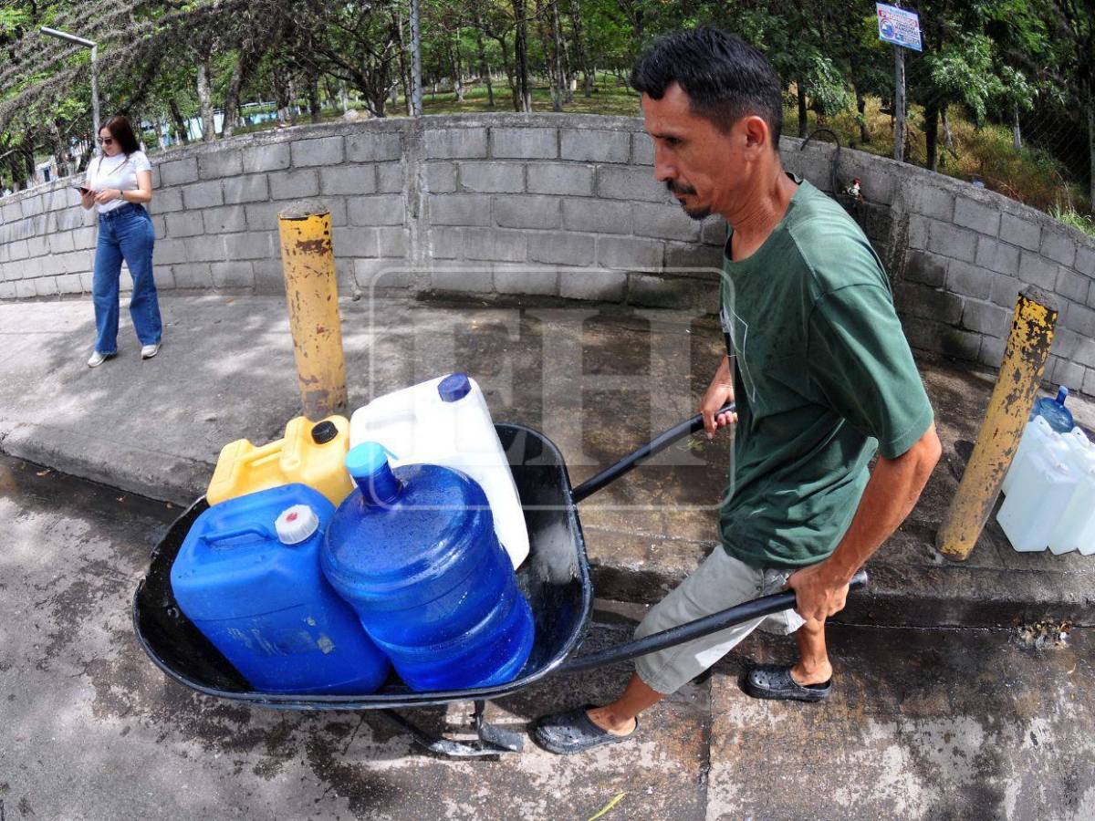 Capitalinos enfrenta escasez de agua pese a reparto con cisternas públicas