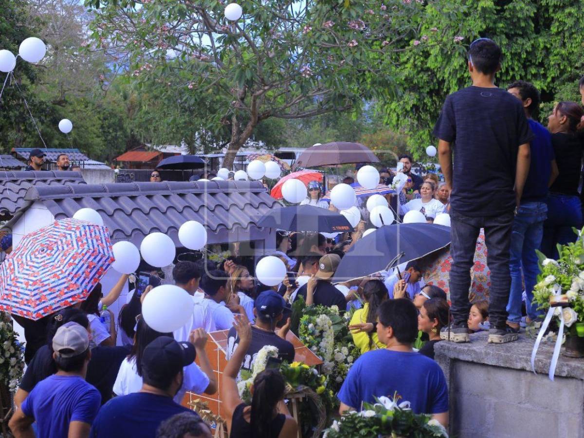Entre fotos, globos blancos y alabanzas, así fue la sentida despedida de Hernán Martínez