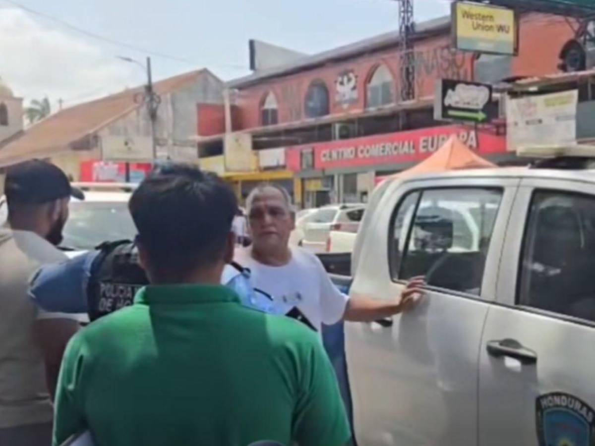 Detienen al hombre que arrastraba a un perro con su carro en Choloma