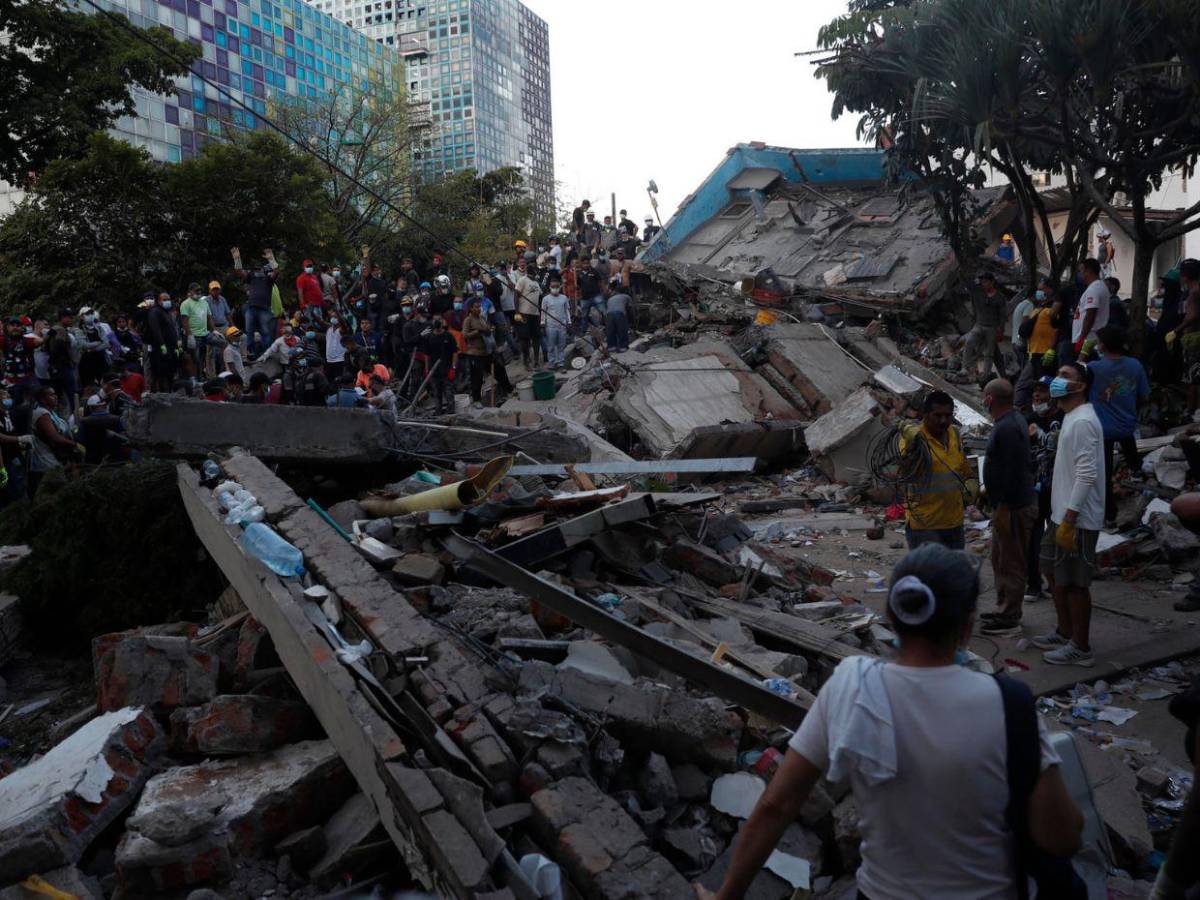 En fotos: Las primeras luces del día revelan la magnitud del terremoto en Colombia