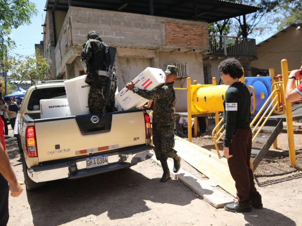Después de 5 horas, maletas electorales llegan a la Escuela República de Nicaragua