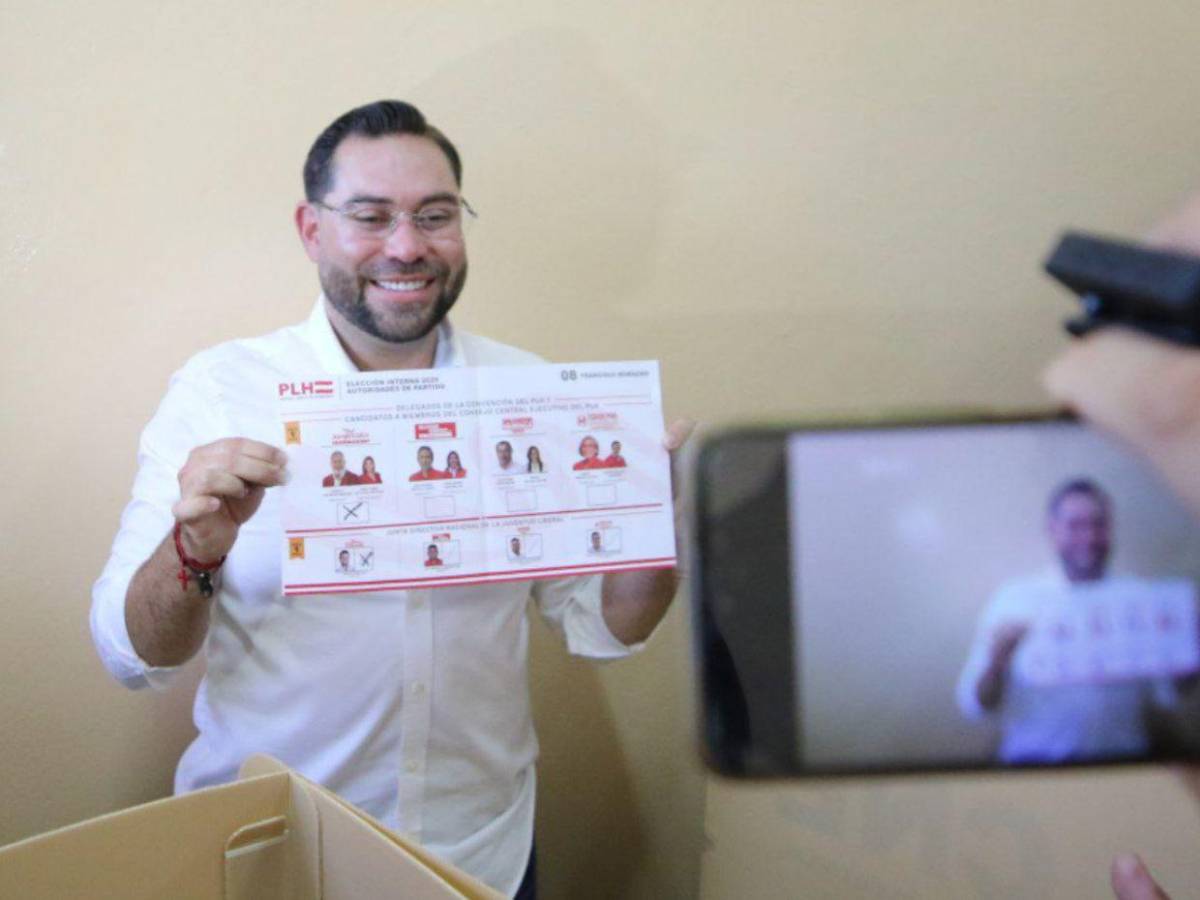 Jorge Cálix ejerce el sufragio tras horas de espera por atraso de maletas electorales