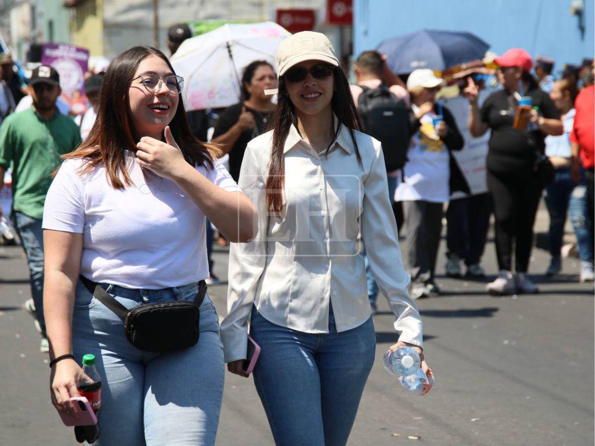 Sonrisas y estilo: Ellas robaron miradas en la marcha del Día del Trabajador en Honduras