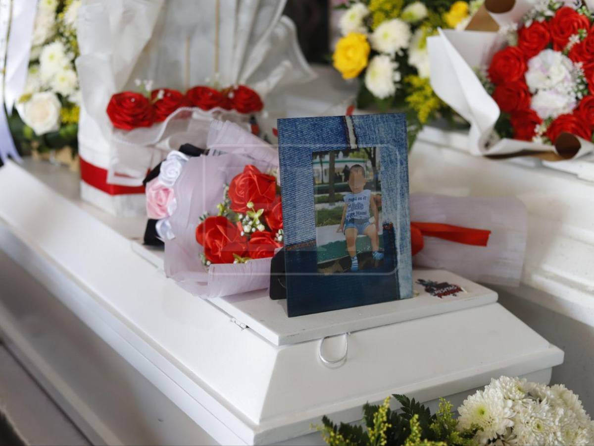 Un ataúd junto al otro: velan cuerpos de los cinco hermanos víctimas de incendio en SPS