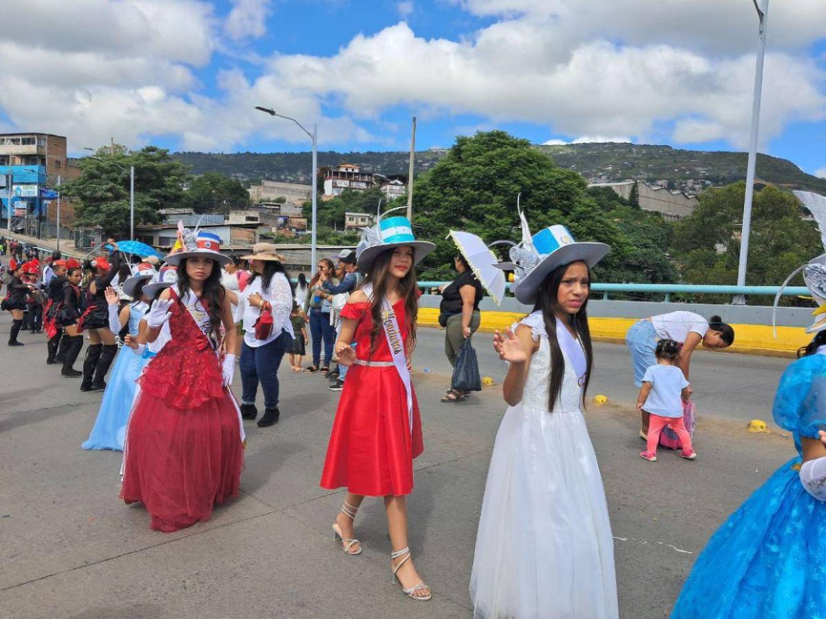 Al ritmo de Candú y punta, escuelas ambientan las calles de El Carrizal en los desfiles cívicos