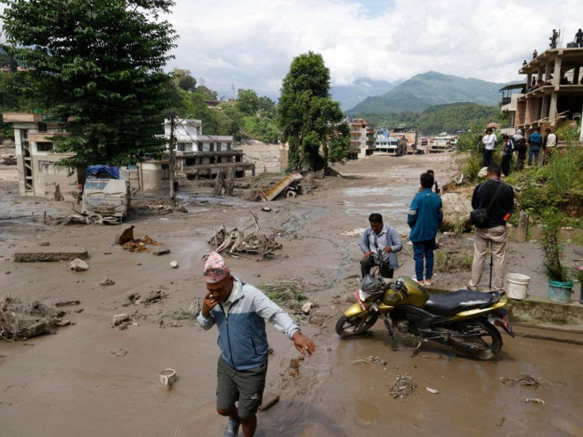 Casi 100 muertos y más de 700 desaparecidos: el desastre de la riada en Nepal