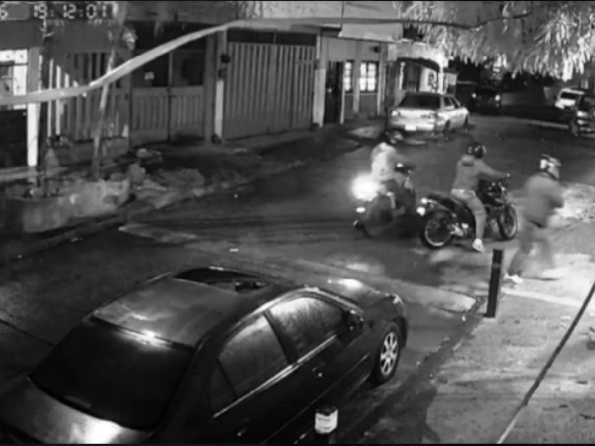 Cuadro a cuadro del momento en que dos hombres despojan de su motocicleta a un ciudadano