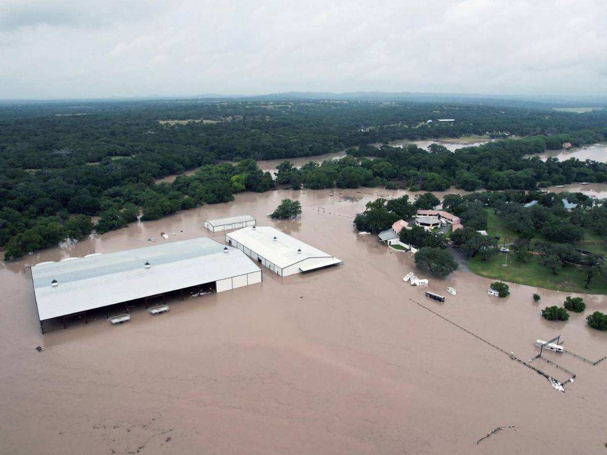 Nuevas inundaciones golpean Texas: un muerto y más de 70 rescates de emergencia
