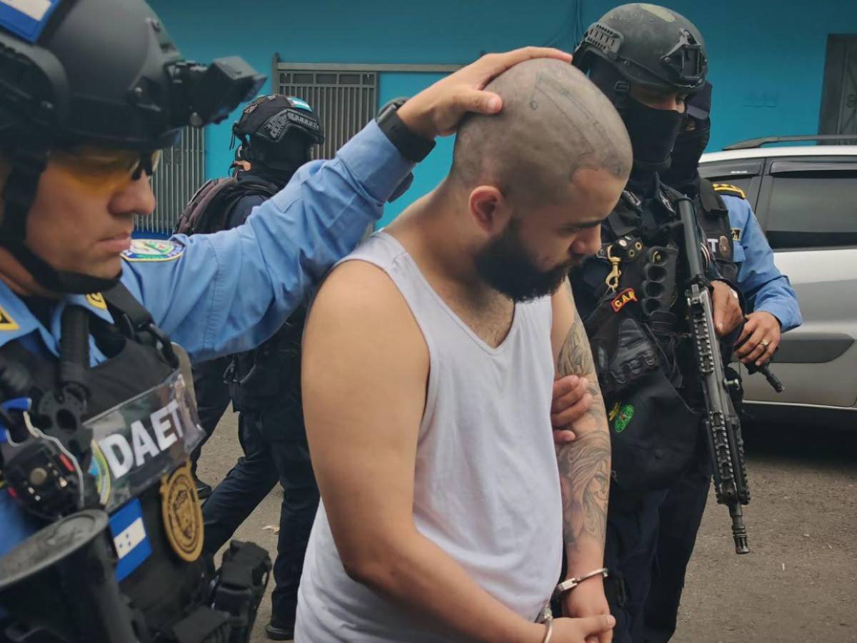 Con tatuajes de la Pandilla 18 en la cabeza y el rostro: “Atrevido” y “Cachorro”, capturados en Tegucigalpa