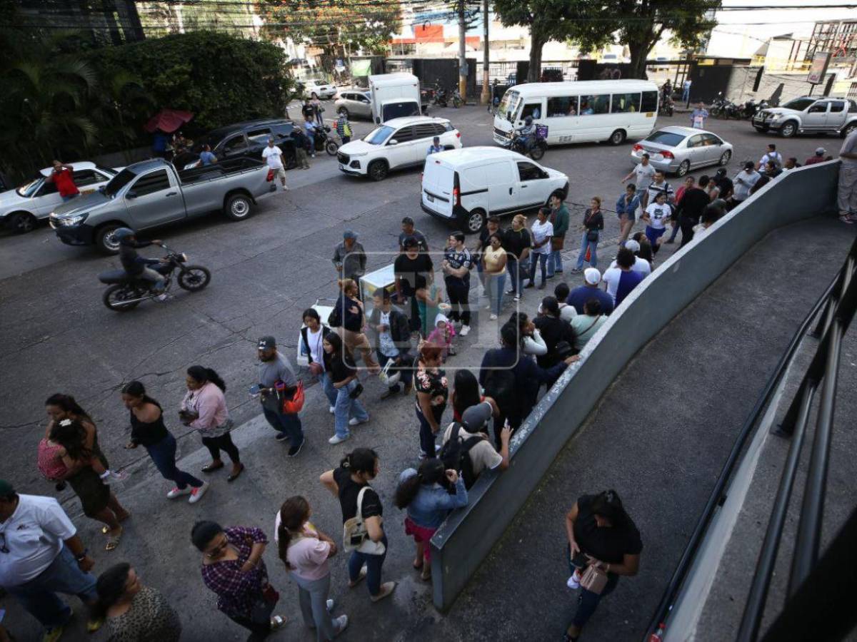 A contrarreloj, hondureños abarrotan el RNP para reclamar su DNI a horas de las elecciones