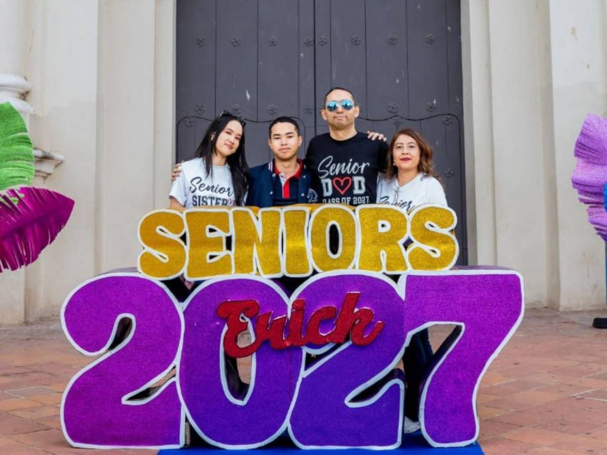 Al ritmo de carnaval, seniors de Escuela Bilingue Honduras hacen su entrada