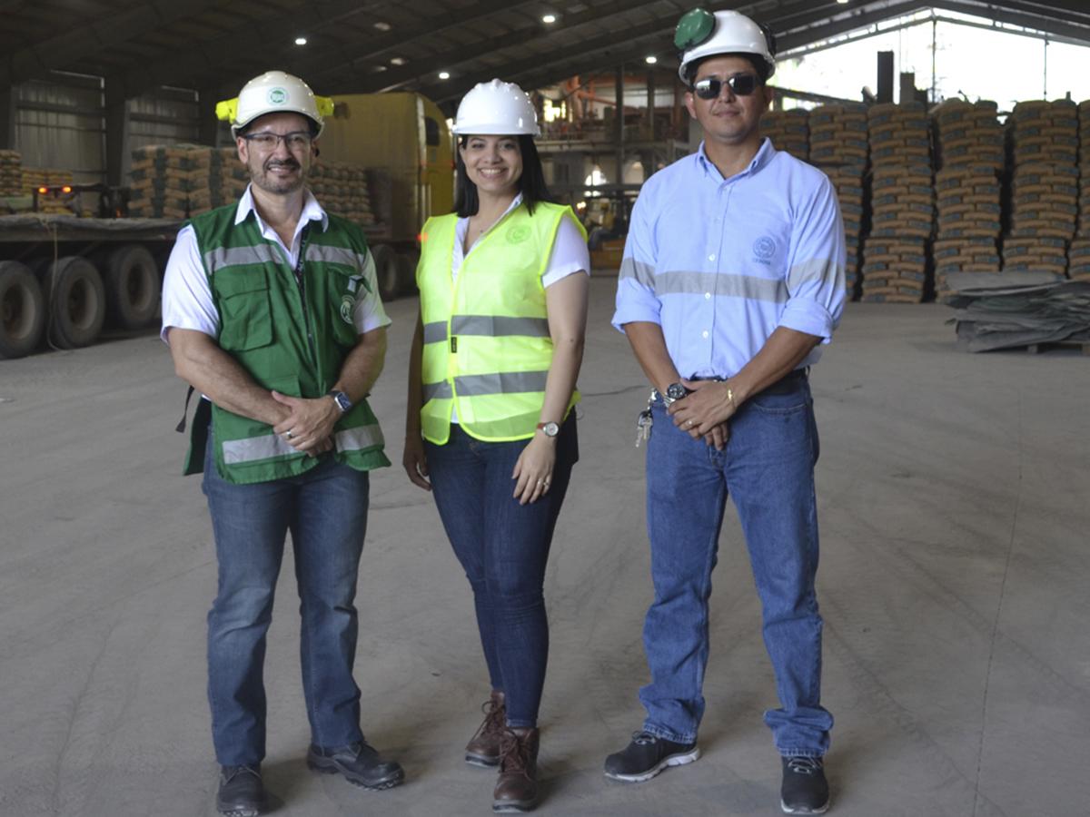 <i>Trifecta de liderazgo: Rolando Arocha, Beverly Rivera y Marlon Ruiz, la mente maestra detrás de la innovación en Cenosa. Un equipo comprometido con llevar la producción de cemento a nuevas alturas.</i>
