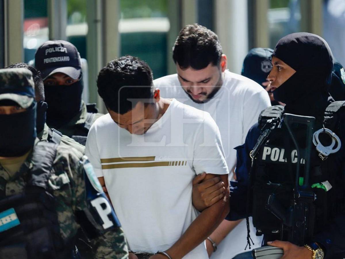 Mirando al piso llegan acusados del asesinato de Valeria Alvarado a audiencia inicial