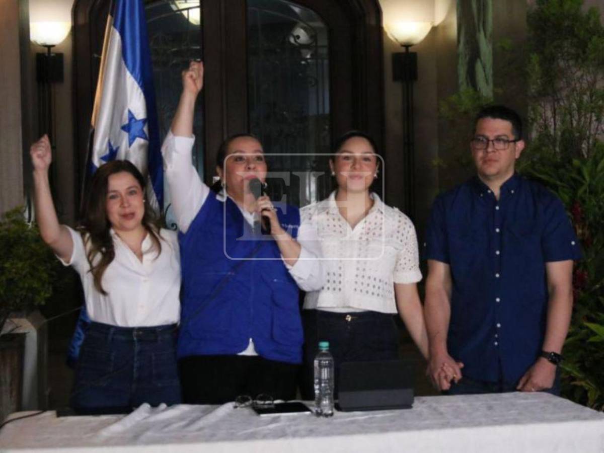 De rodillas y con una oración: así reaccionó Ana García tras anuncio de indulto a Juan Orlando Hernández