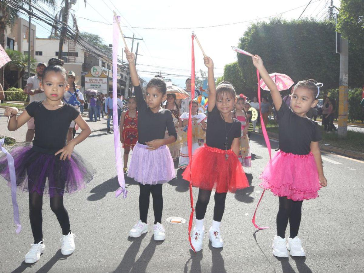 Palillonas y pomponeras de prebásica deslumbran en los desfiles patrios en Tegucigalpa