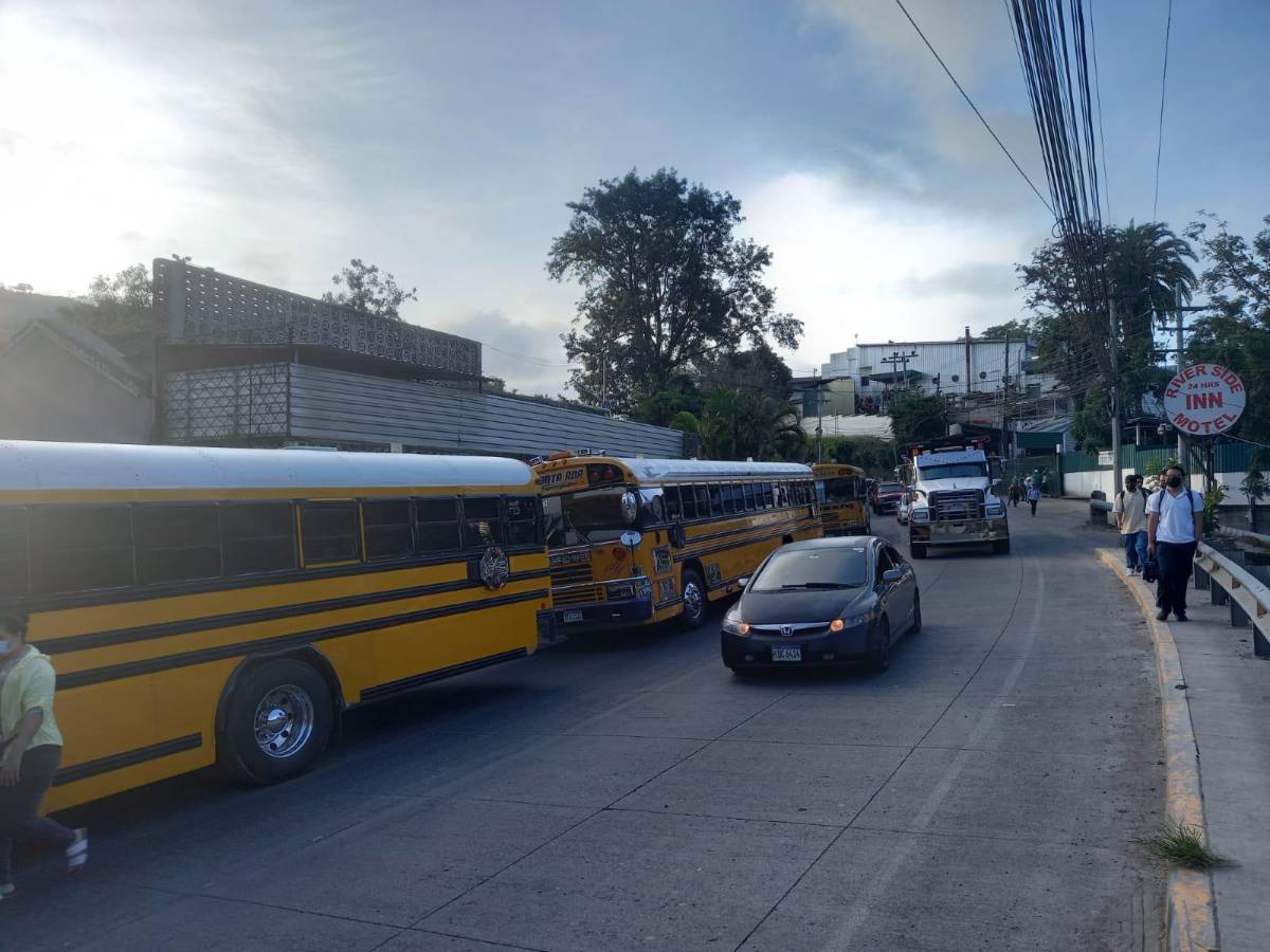 Los buseros estacionaron sus unidades en un carril de la transitada carretera, provocando un caos vehicular.