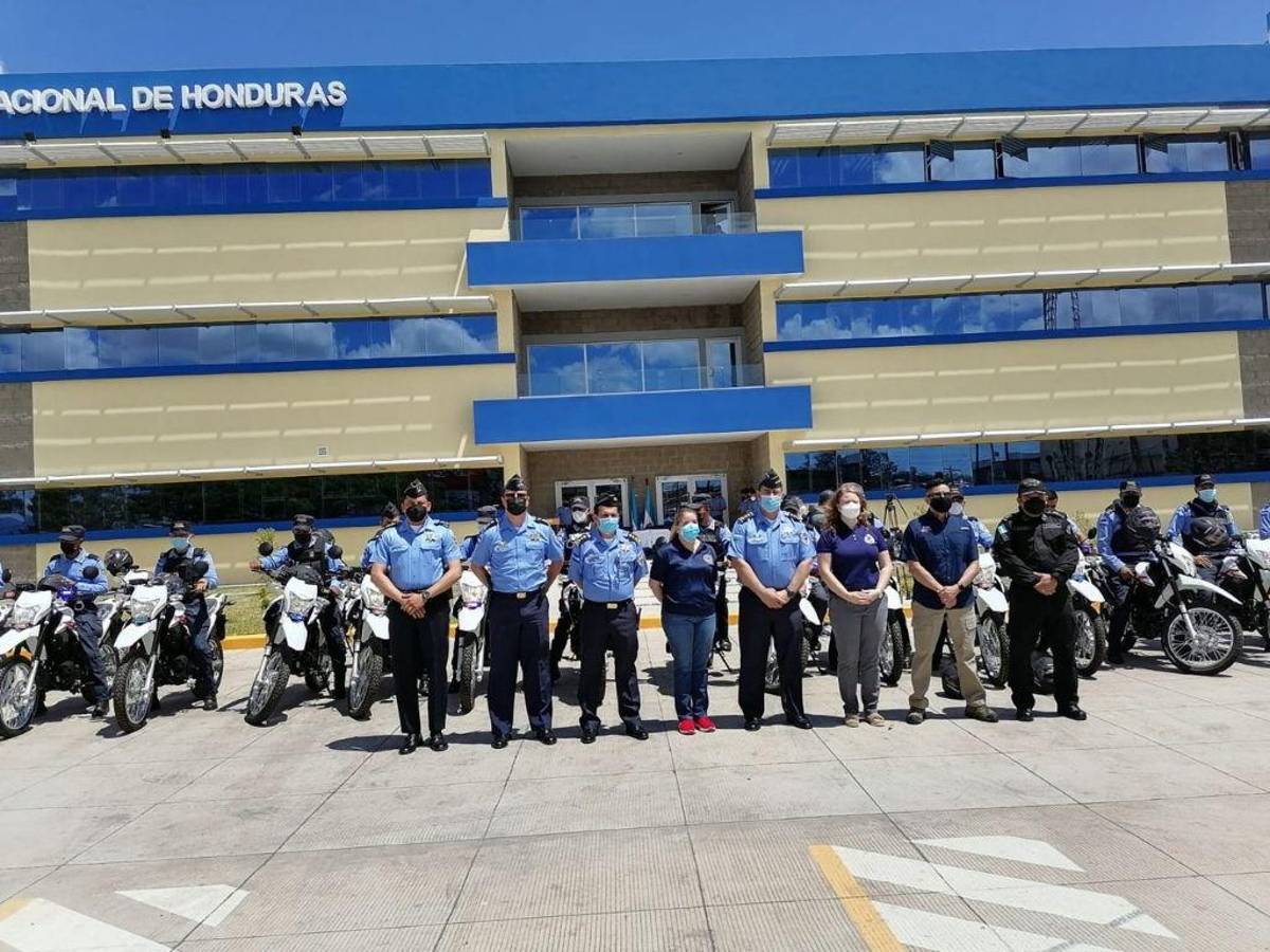 Representantes de la Embajada de Estados Unidos estuvieron presentes en la entrega de los vehículos.