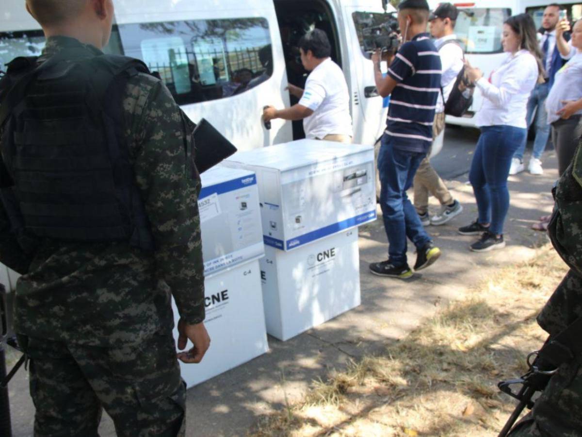 En plena calle dejan maletas electorales con retraso de más de nueve horas de entrega