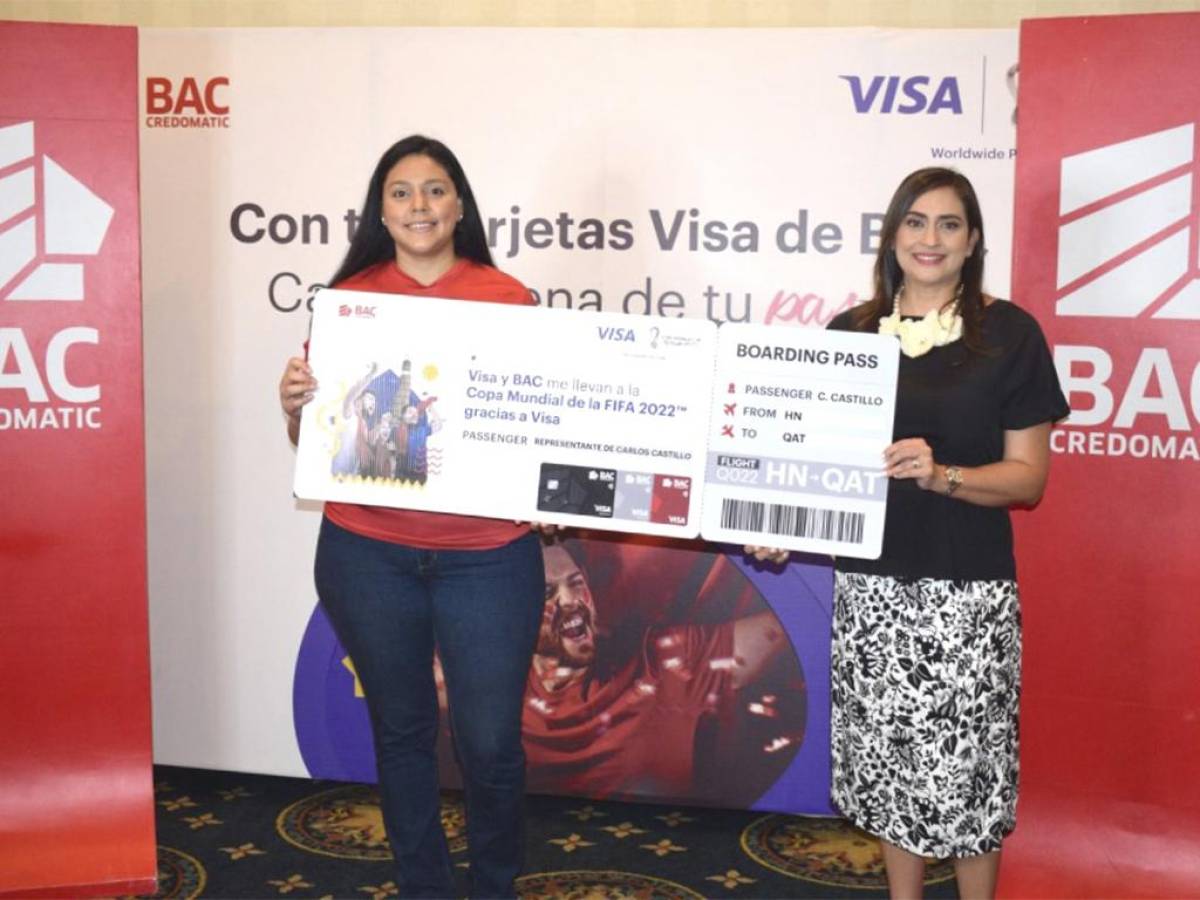 La representante del ganador de Carlos Castillo y la vicepresidente de Mercadeo y Comunicación de BAC Credomatic Honduras, Valeria Ríos.