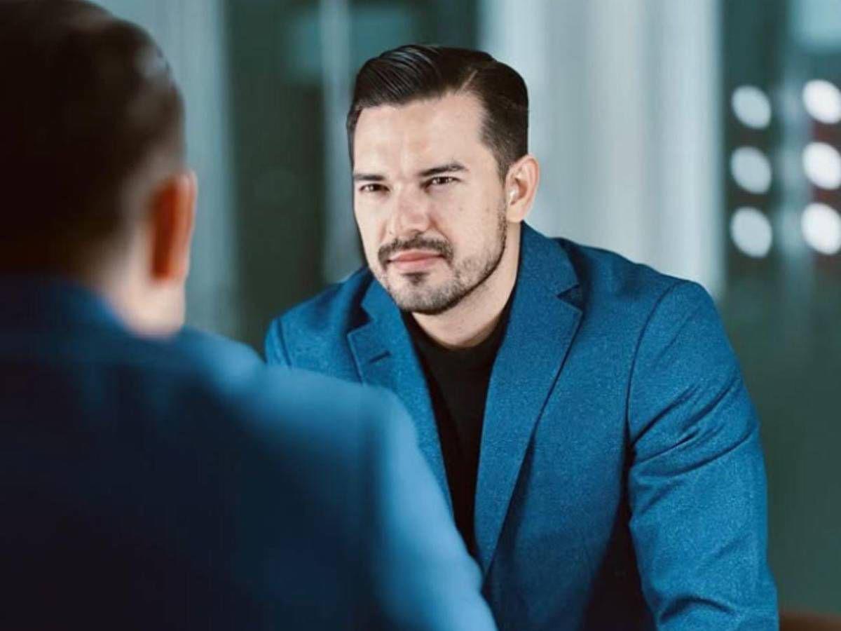 Tras salida de Elton Morazán del canal, otro presentador en la cuerda floja por la misma razón ¿Quién es?