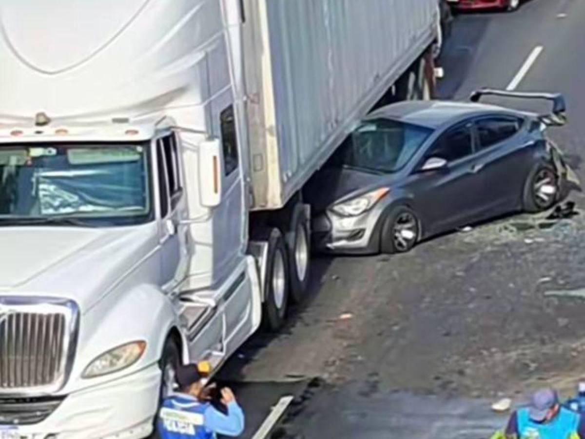 Así quedó un turismo atrapado bajo camión en bulevar Fuerzas Armadas