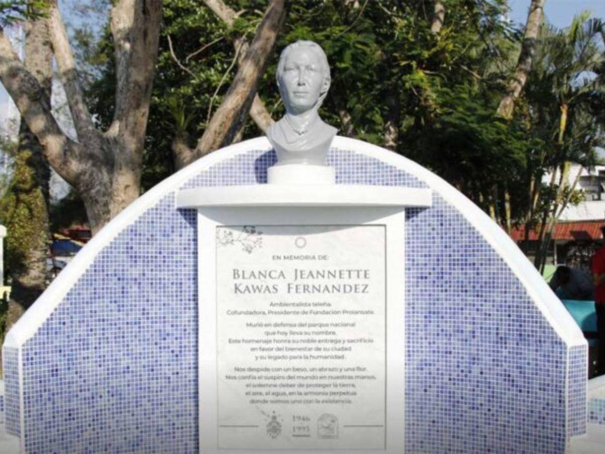 A 30 años de su asesinato, instalan monumento de la ecologista Jeannette Kawas en Tela