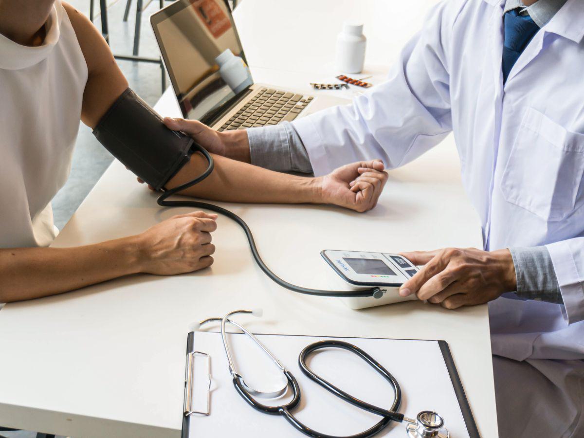 La niña llegó en busca de ayuda al centro de salud: Por agresiones sexuales condenan a doctor