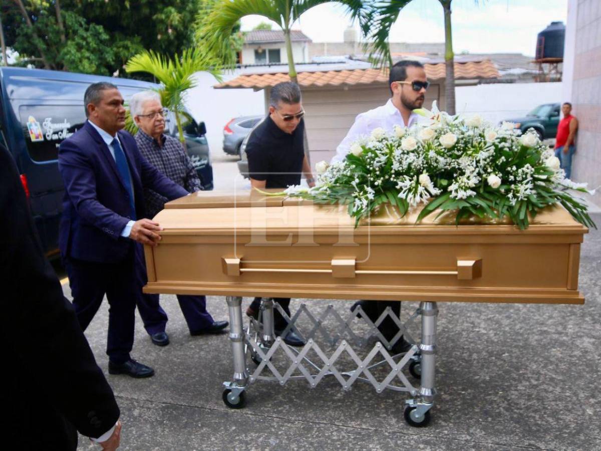 Entre lágrimas y flores, familiares despiden a la chef Sandra Díaz del Valle