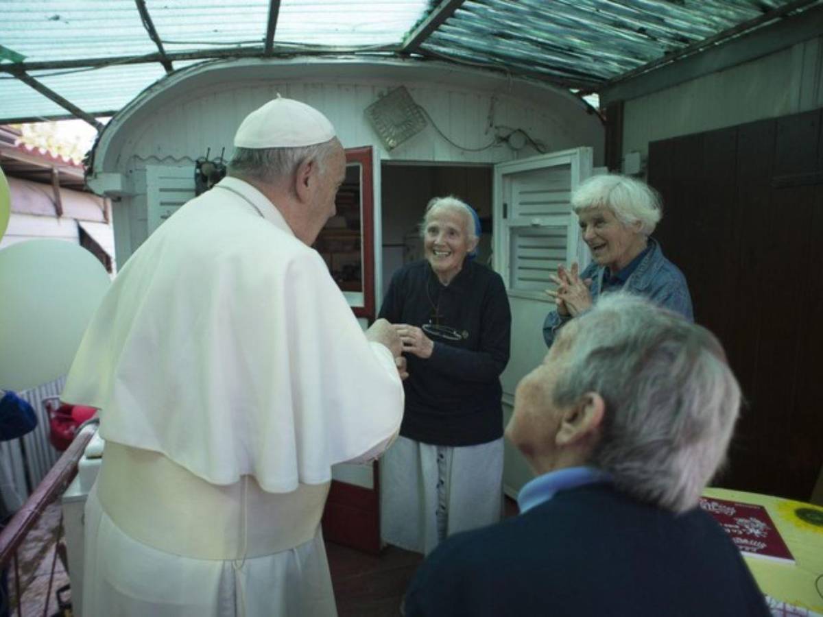 ¿Quién es la monja amiga del papa Francisco que lloró frente a su ataúd?
