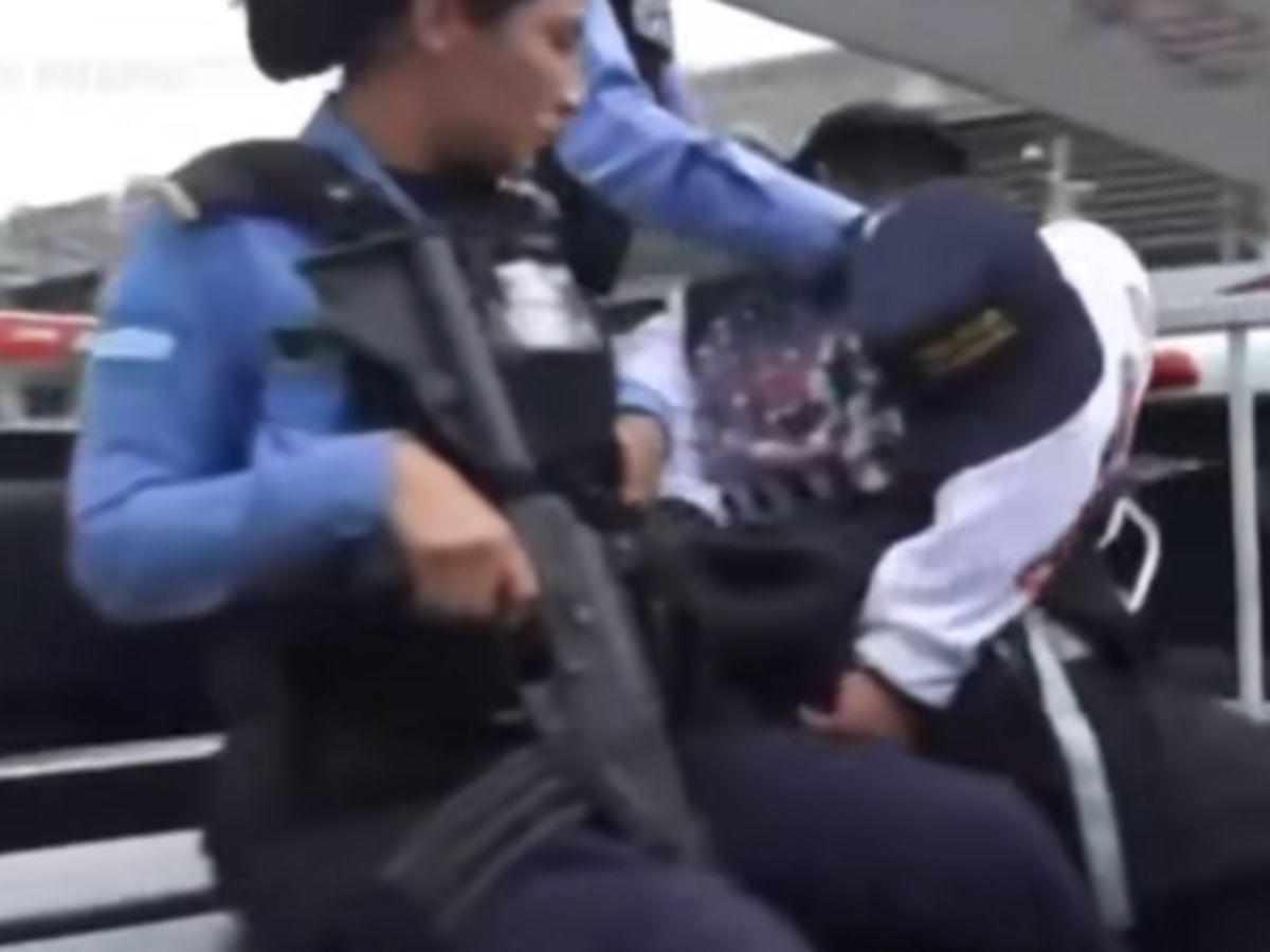 No me dejen morir: momento en que guardia de seguridad le disparó a su compañero en una gasolinera