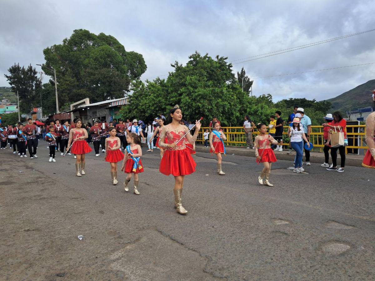 Al ritmo de Candú y punta, escuelas ambientan las calles de El Carrizal en los desfiles cívicos