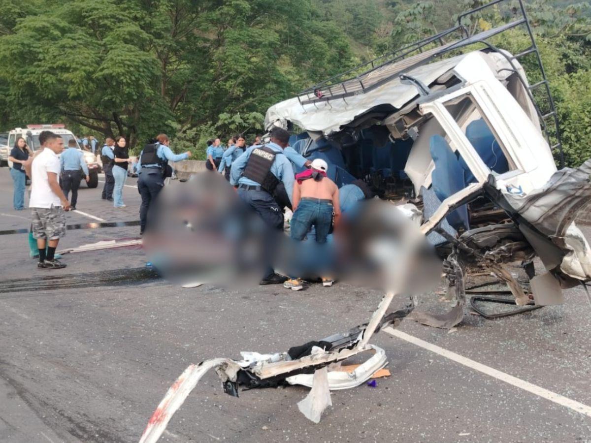 Venían de recoger uniformes: lo que se sabe del accidente de bus de policías que dejó varios muertos