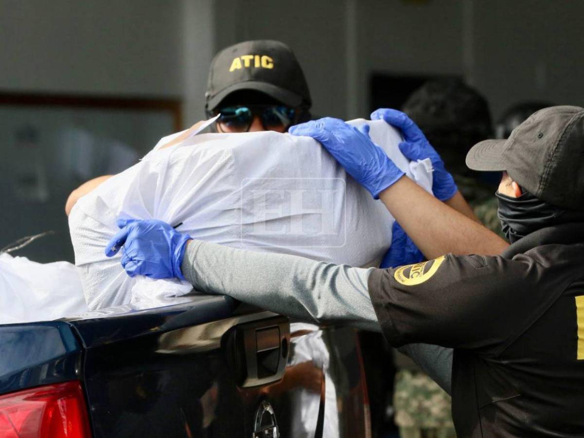 Así trasladaron a los cinco detenidos con 899 kilos de cocaína tras operación en Gracias a Dios