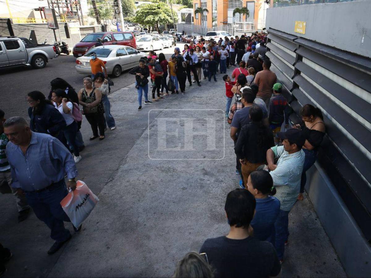 A contrarreloj, hondureños abarrotan el RNP para reclamar su DNI a horas de las elecciones