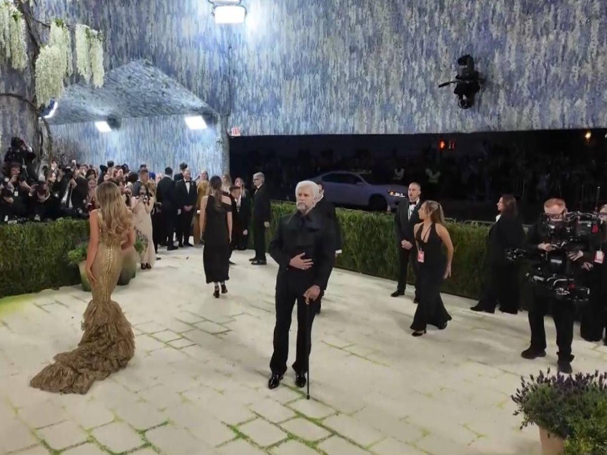 Como anciano, Bad Bunny cautiva con su yo del futuro en Met Gala