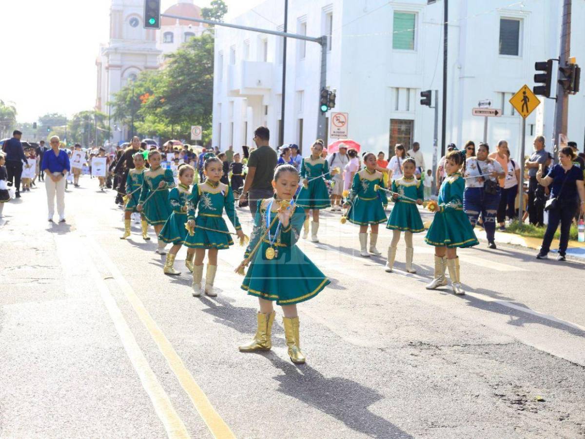 Escuelas inundan de color y fervor patriótico las calles de San Pedro Sula